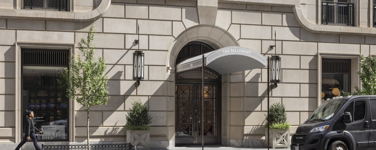 Wapienna przedwojenna fasada kondominium na Upper East Side