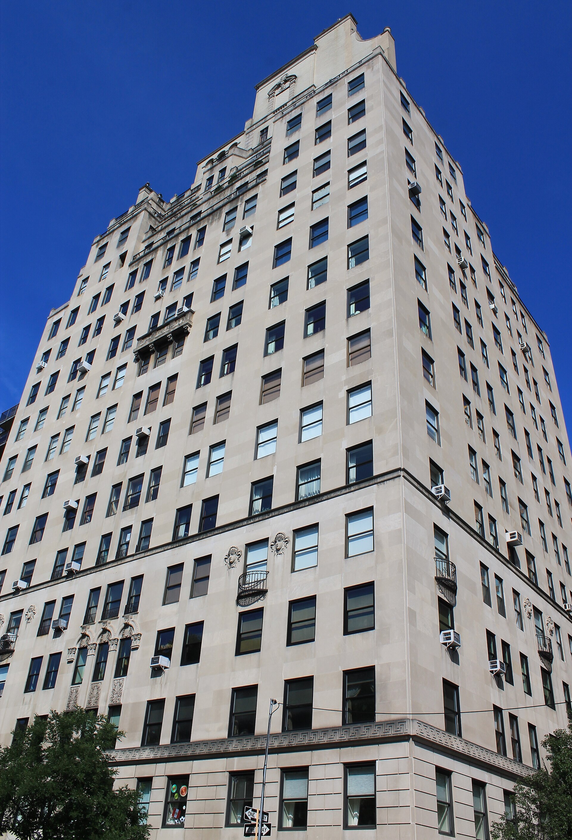1040 Fifth Avenue exterior in Manhattan