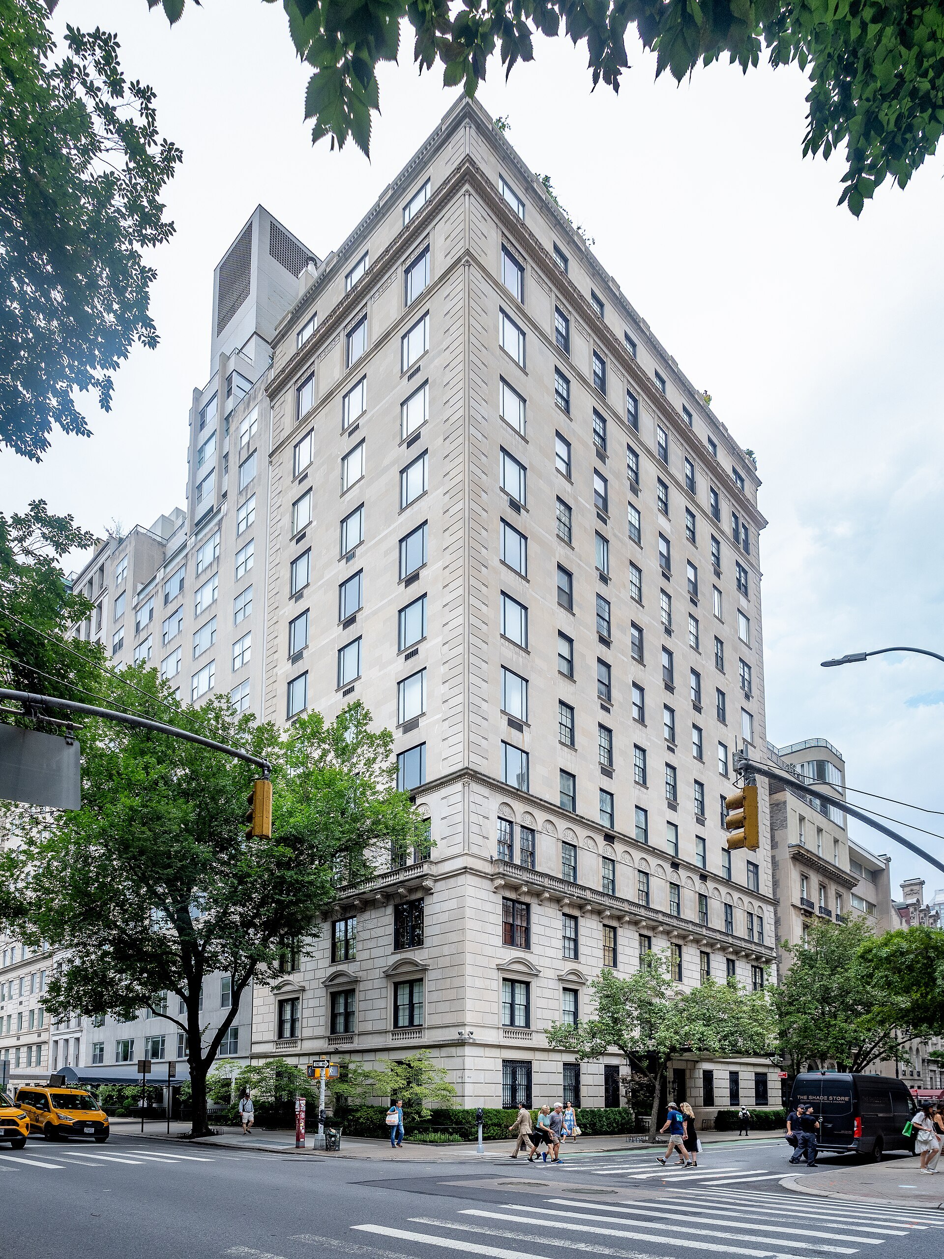 810 Fifth Avenue exterior in Manhattan