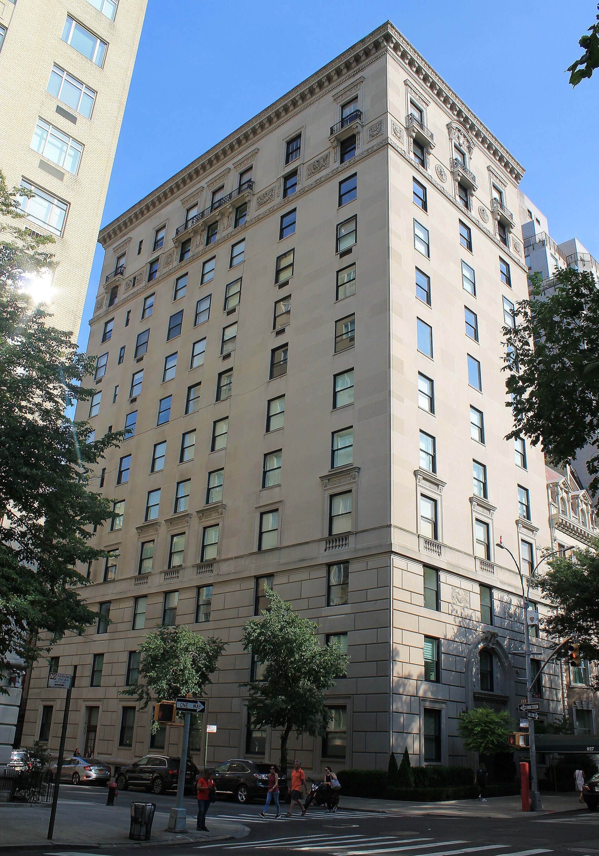 927 Fifth Avenue exterior in Manhattan