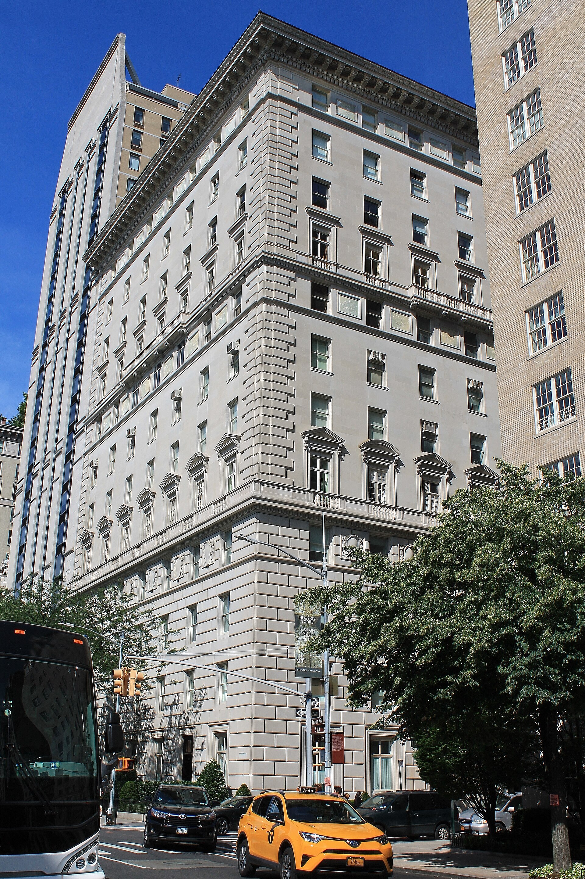 998 Fifth Avenue exterior in Manhattan
